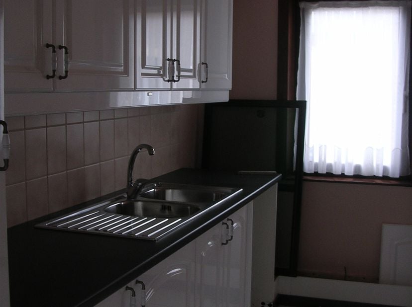 Rez-de-chaussée :propriété commerciale 140m² (tout usage)&lt;br /&gt;
Etage supérieur:160m².Appartement avec  3 chambres,salle de bains,douche séparée,buand